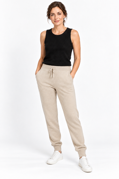 Rest Natural – Pantaloni jogger in maglia da donna – Beige naturale – Su un modello Aura [ND-1352-C9069]