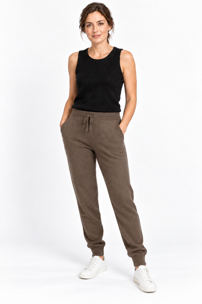 Rest Natural – Pantaloni jogger in maglia da donna – Marrone scuro naturale – Su un modello Aura [ND-1352-C9072]